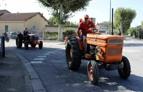 Rencard auto spécial tracteurs et vieux camions