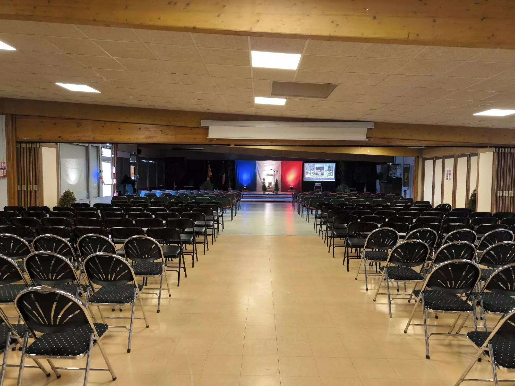 Cérémonie des vœux à la population ce jeudi 16 janvier 2025 à 19h00 à la salle René Roussière : tout est prêt pour vous accueillir !