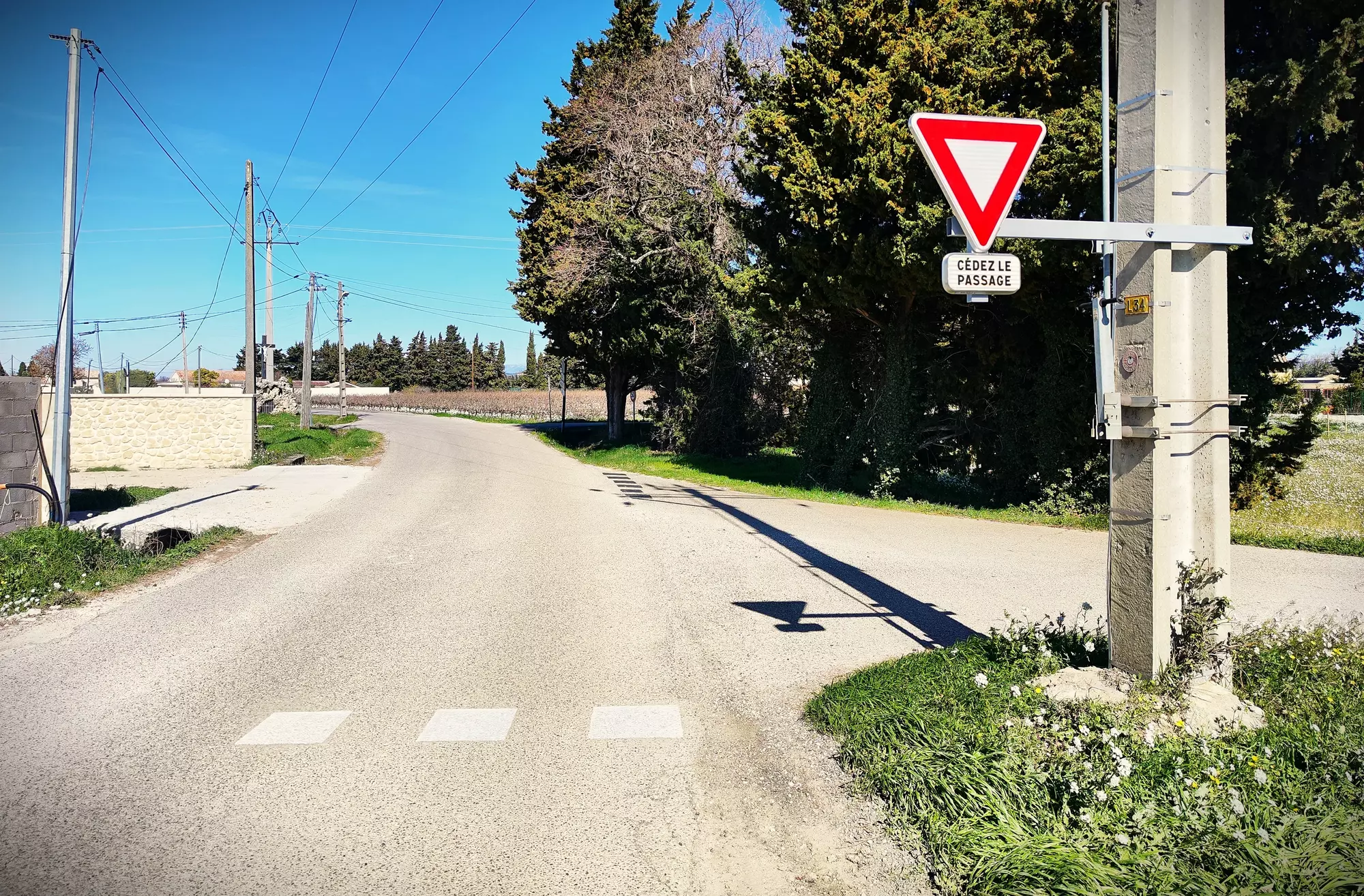 Attention : changement de priorité à l'angle du chemin des Mulets et du chemin René Roussière