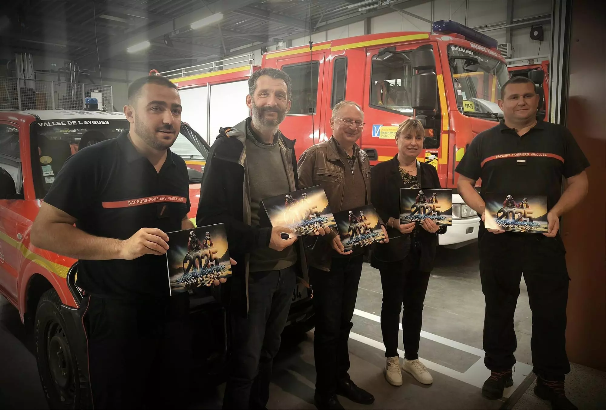 Présentation des calendriers 2025 de l'Amicale des Sapeurs Pompiers de Vallée de l'Aygues