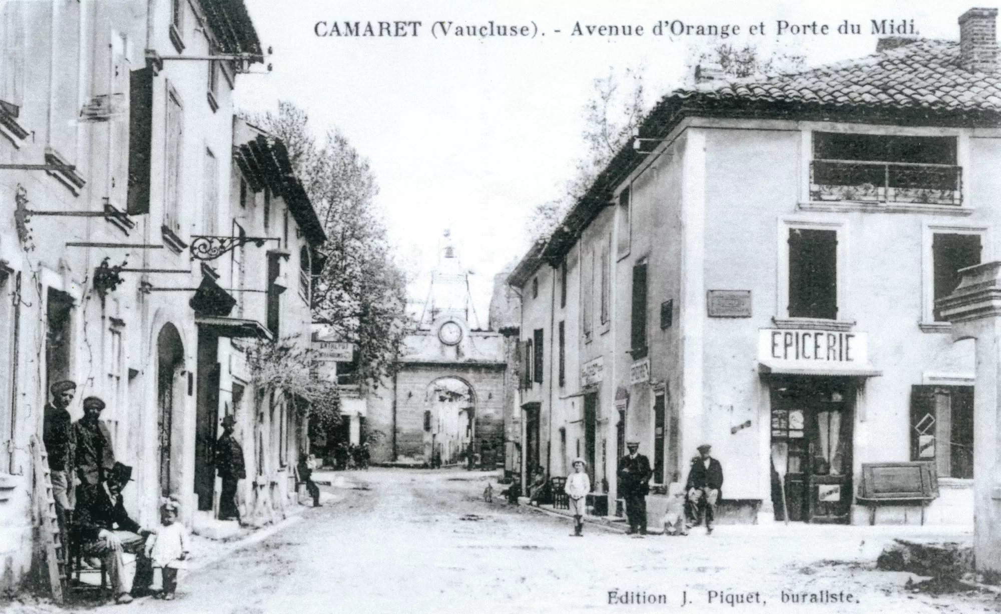 Camaret d'antan : l'avenue d'Orange (avenue Fernand Gonnet) et la Porte du Midi (le Ravelin)